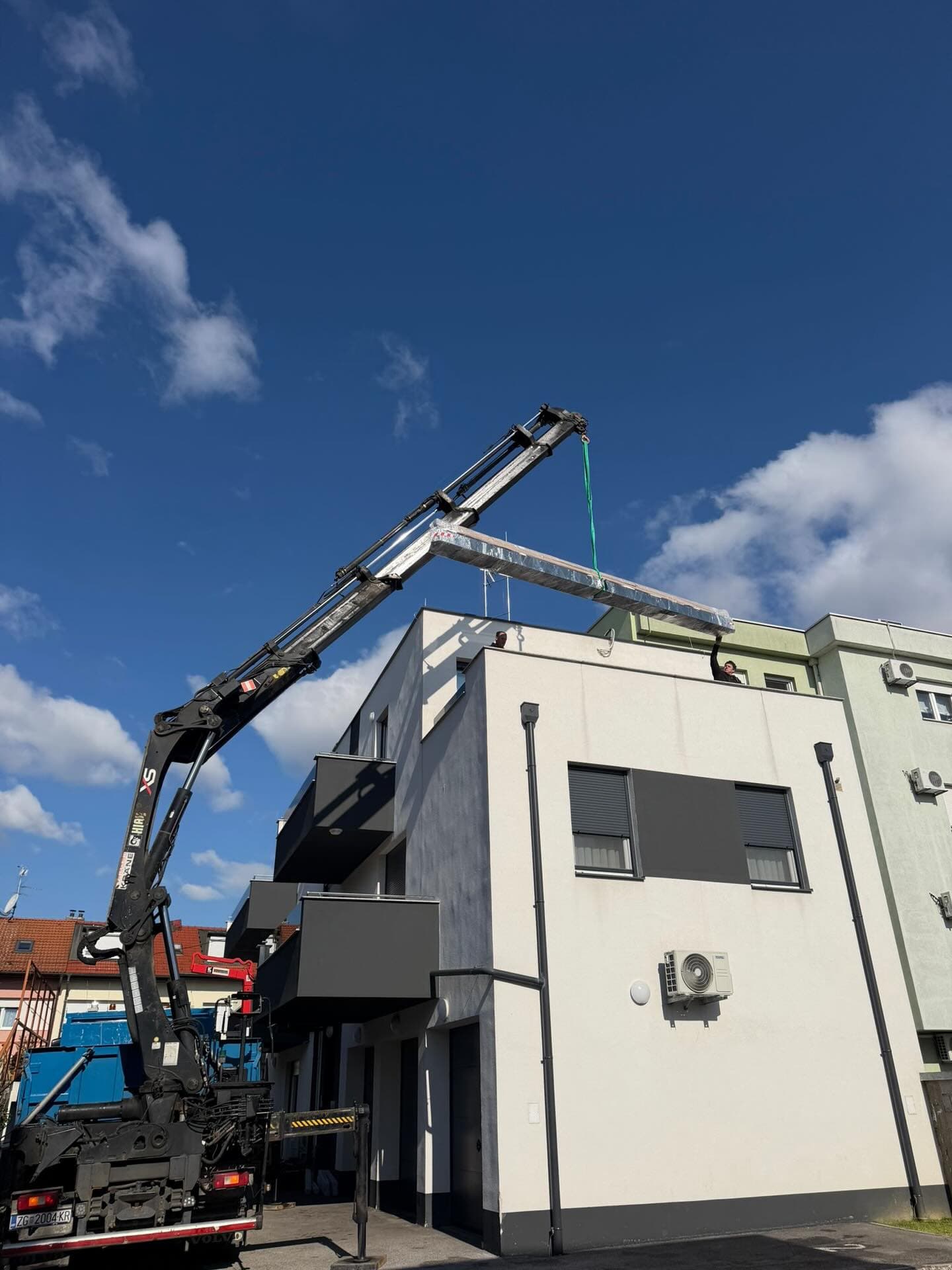 Dizanje aluminijskih profila na krov kranom Zagreb