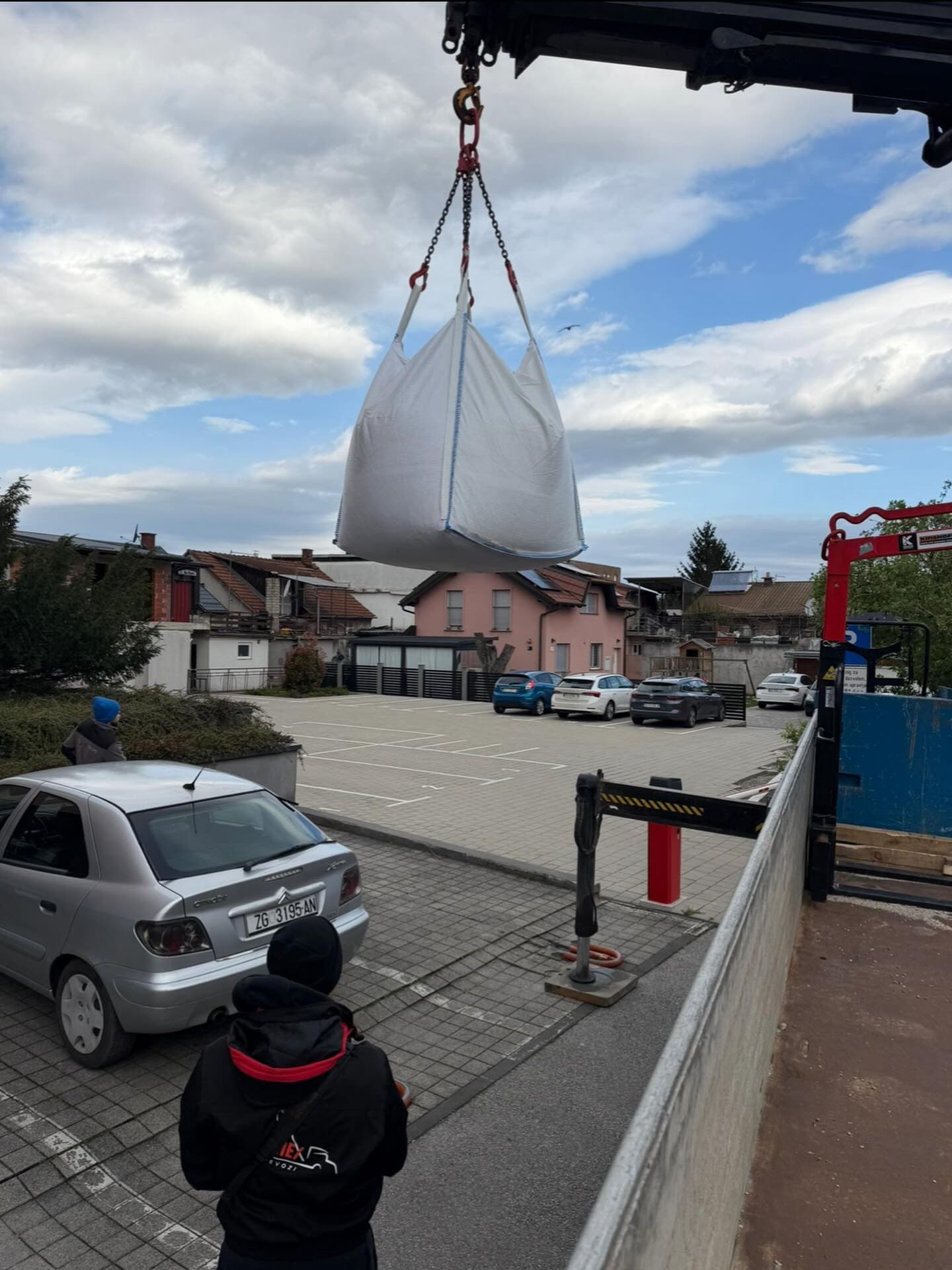 Dizanje big-bag vreće kranom Zagreb