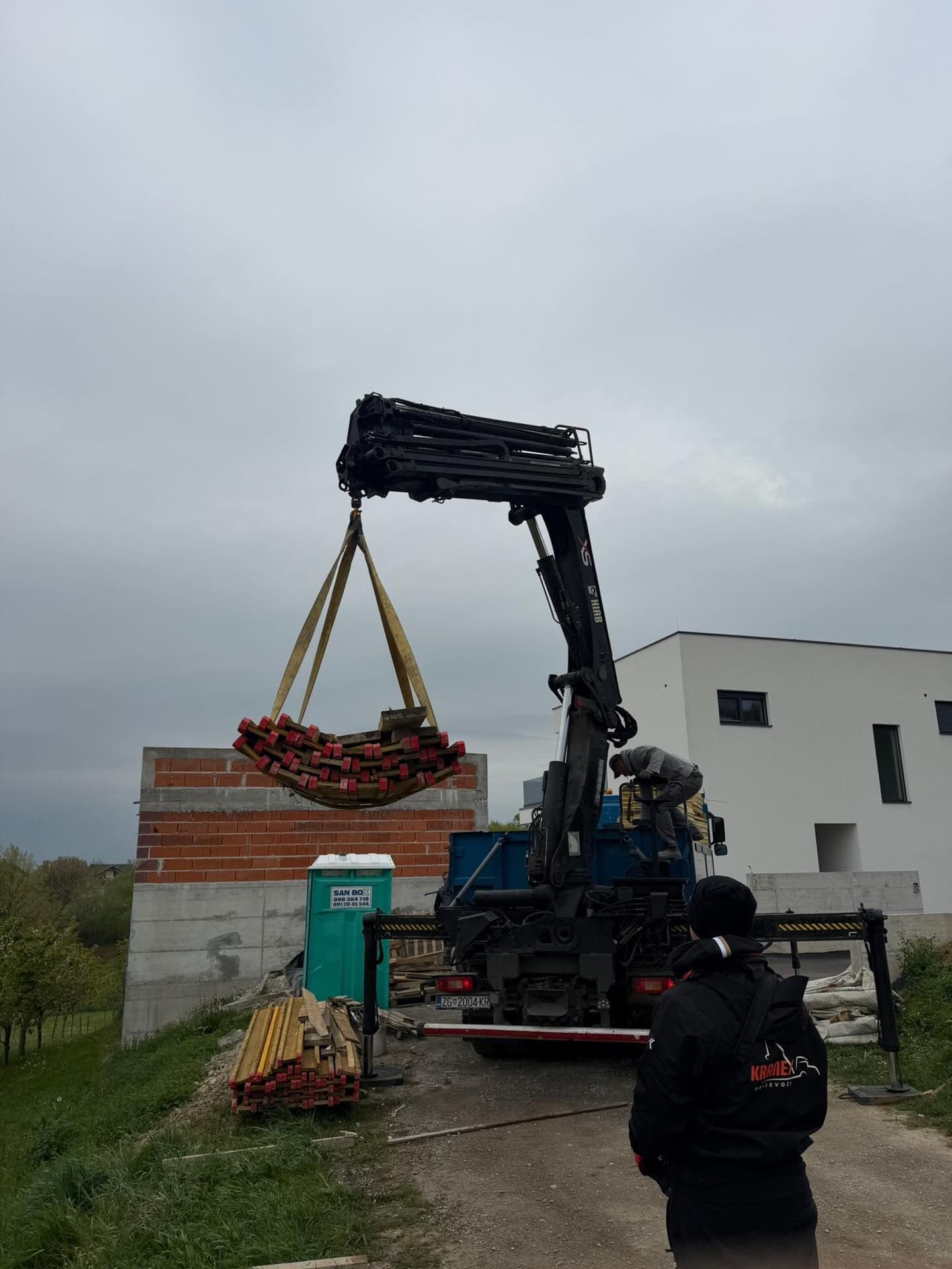 Dizanje cigle kranom na gradilištu Zagreb – Kranex prijevozi