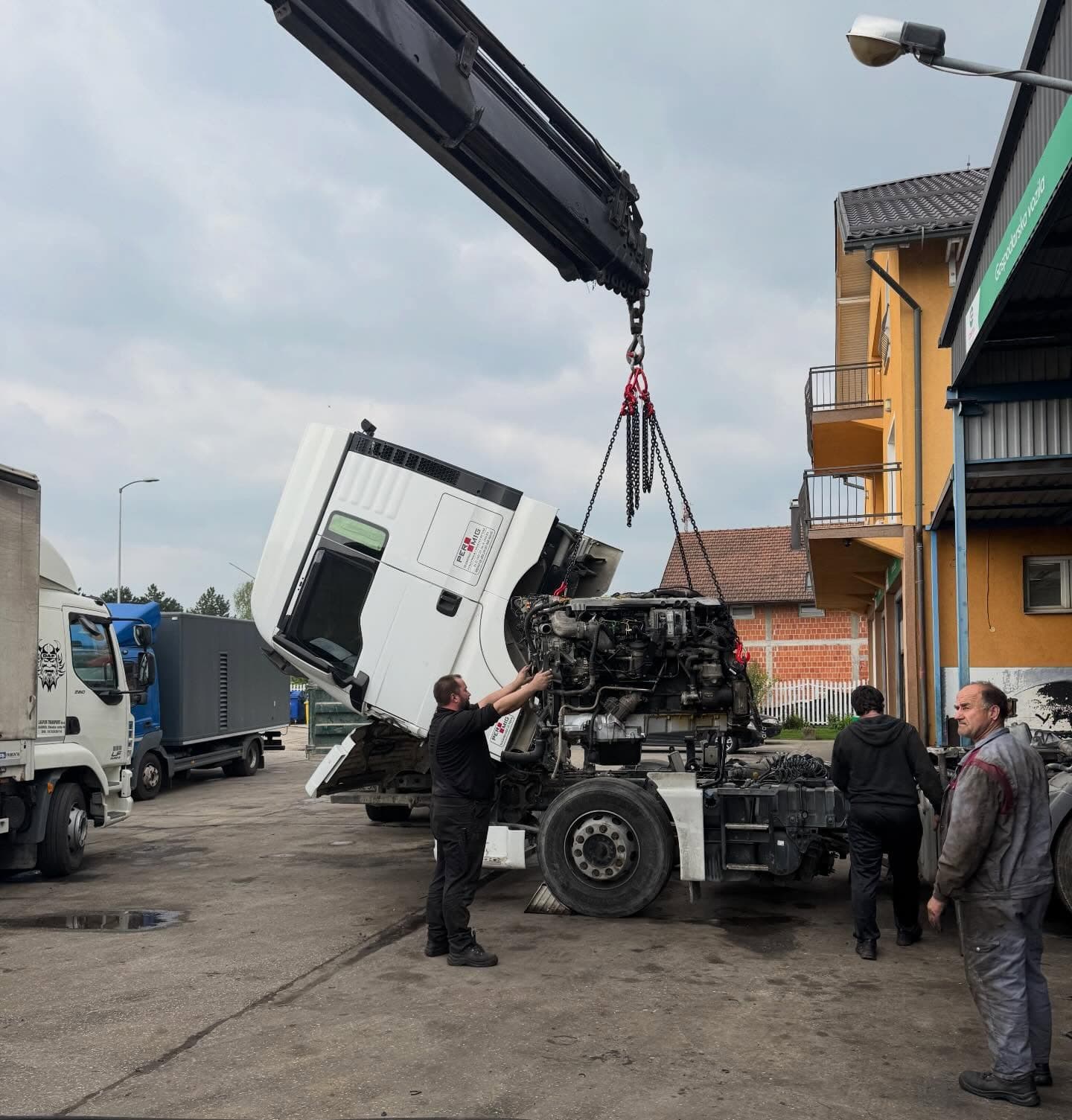 Dizanje kabine kamiona kranom – servisni rad Zagreb