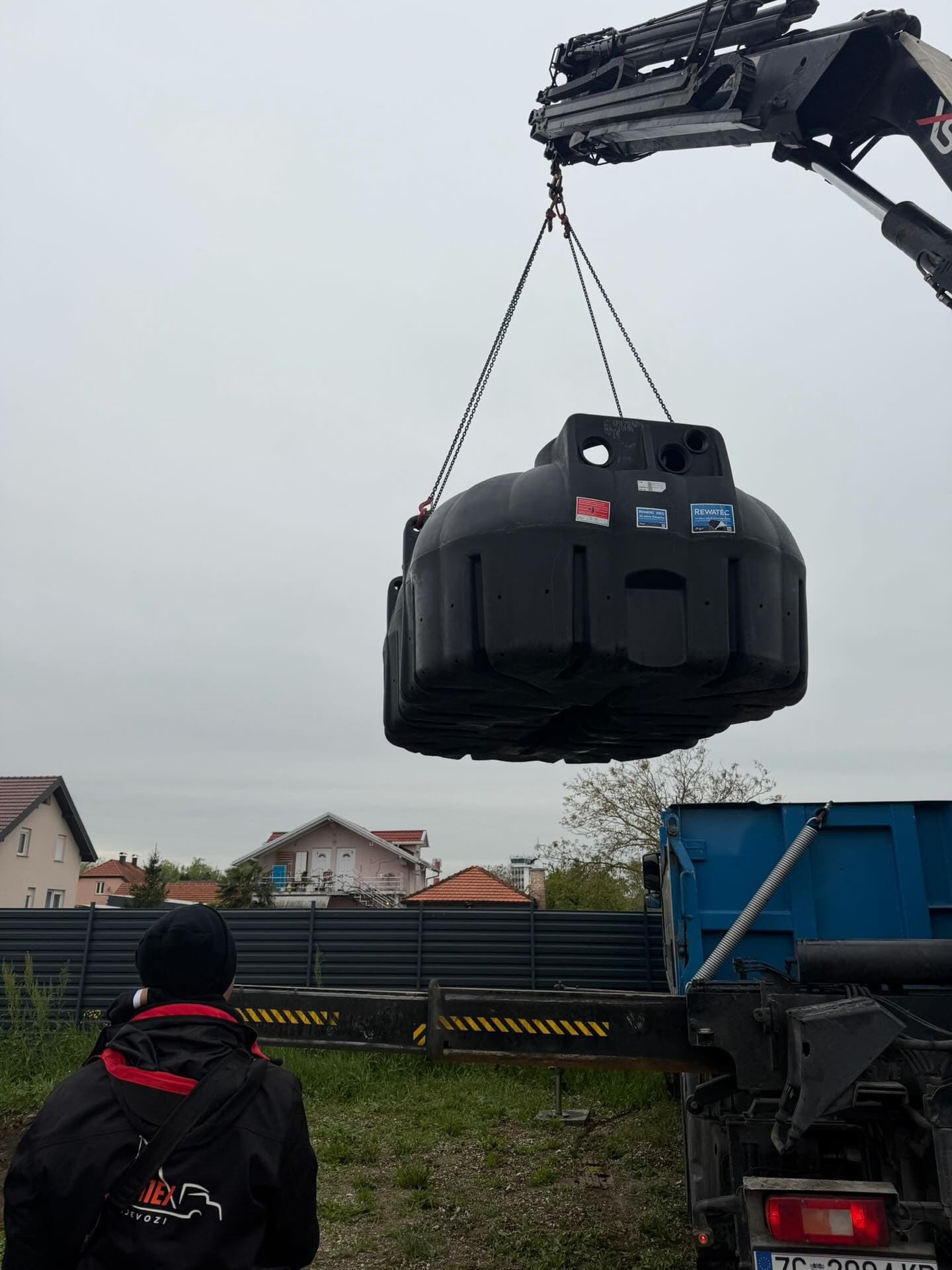 Dizanje plastične cisterne kranom Zagreb