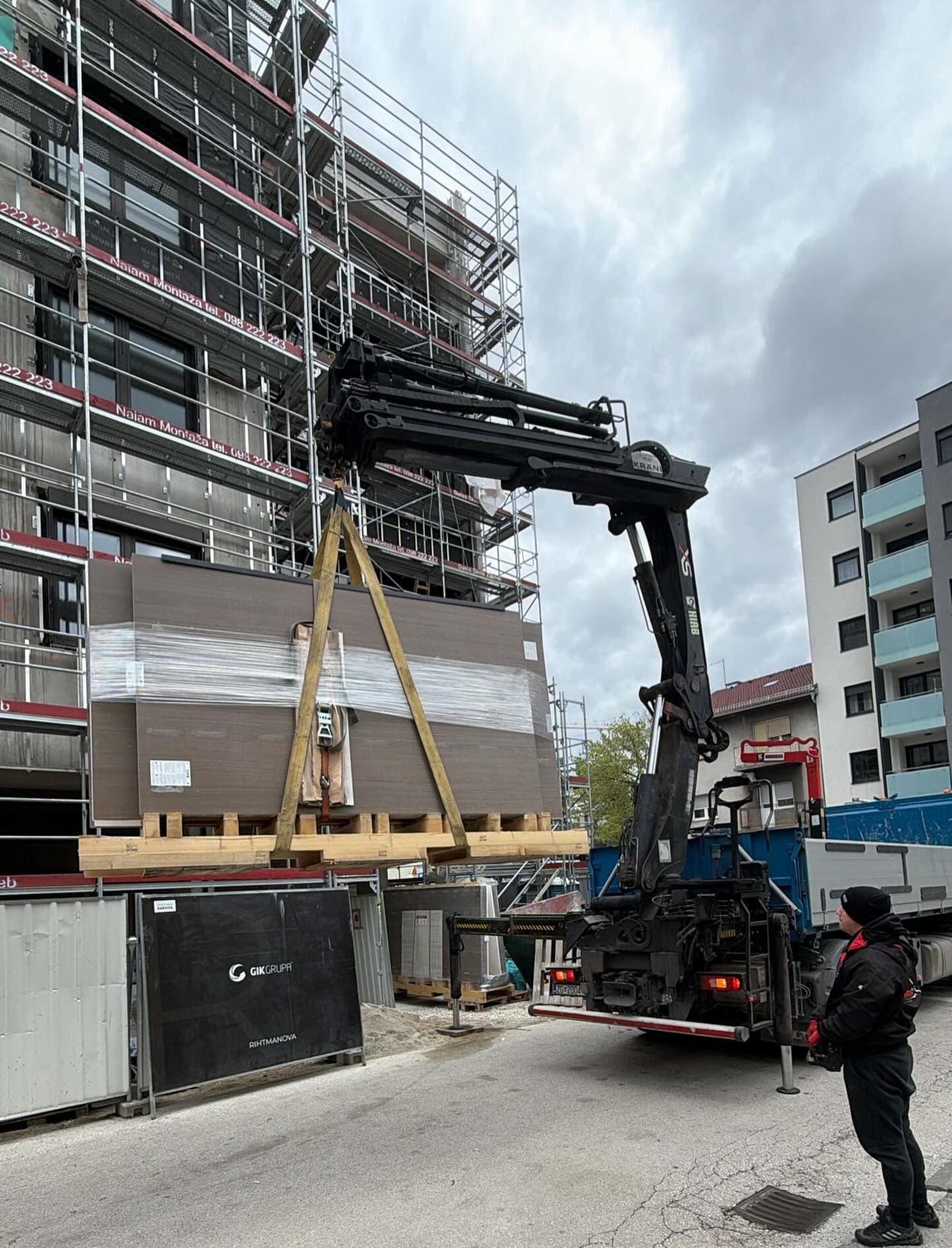 Dizanje zapakirane građe kroz balkon kranom Zagreb