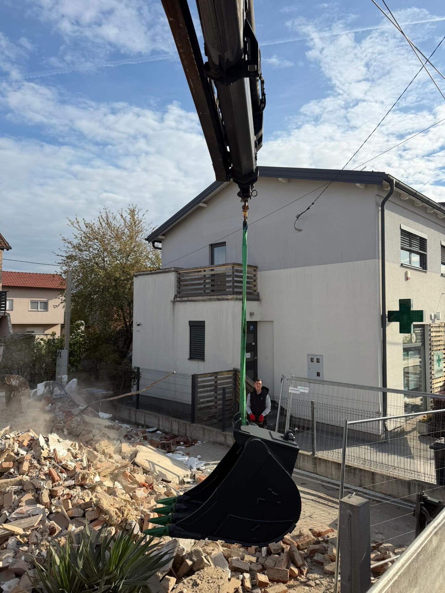 Kamion s kranom kod rušenja objekta Zagreb