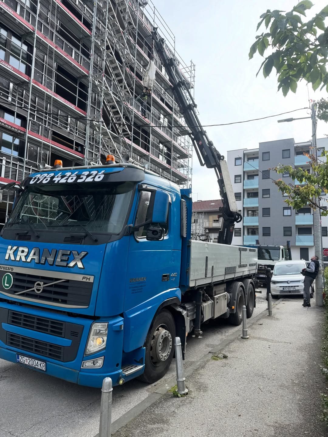 Kranex kamion s kranom na novogradnji Zagreb