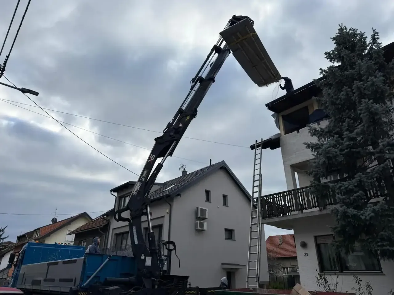 Kamion s kranom za građevinski materijal Zagreb