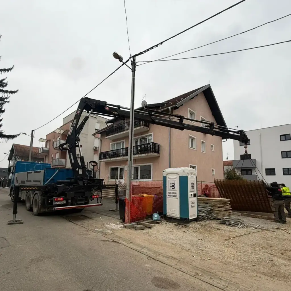 Dizanje materijala na kat kranom