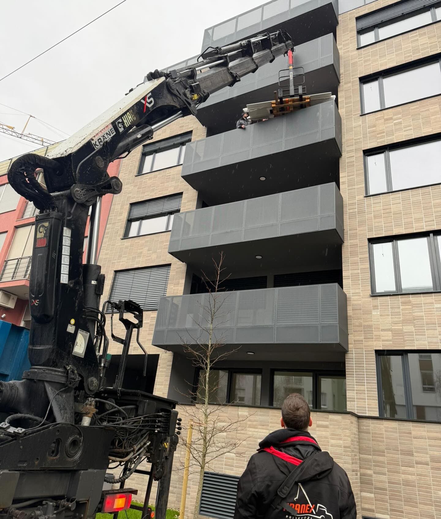 Dizanje namještaja kranom na kat Zagreb