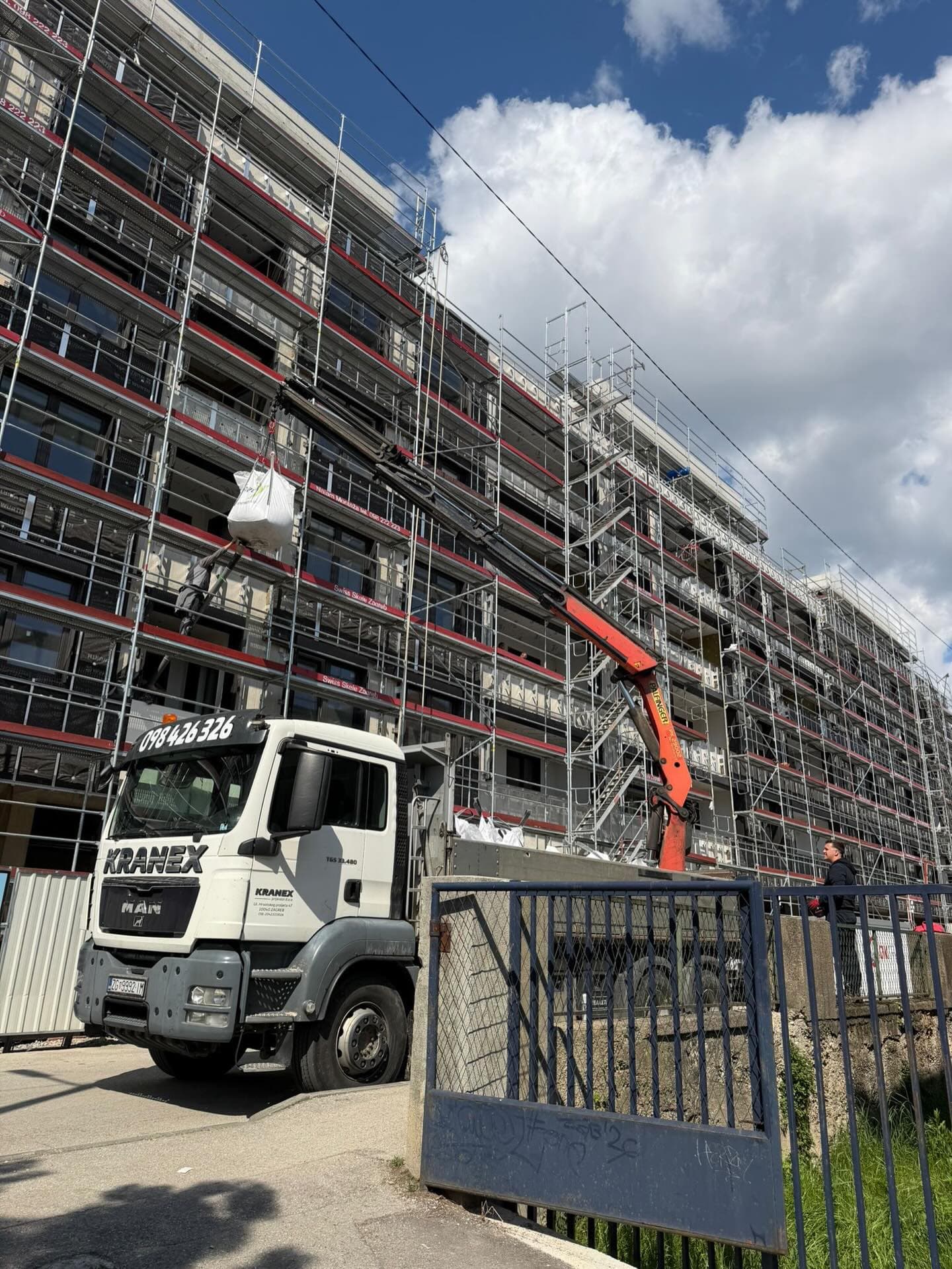 Rad kamionske dizalice na novogradnji Zagreb
